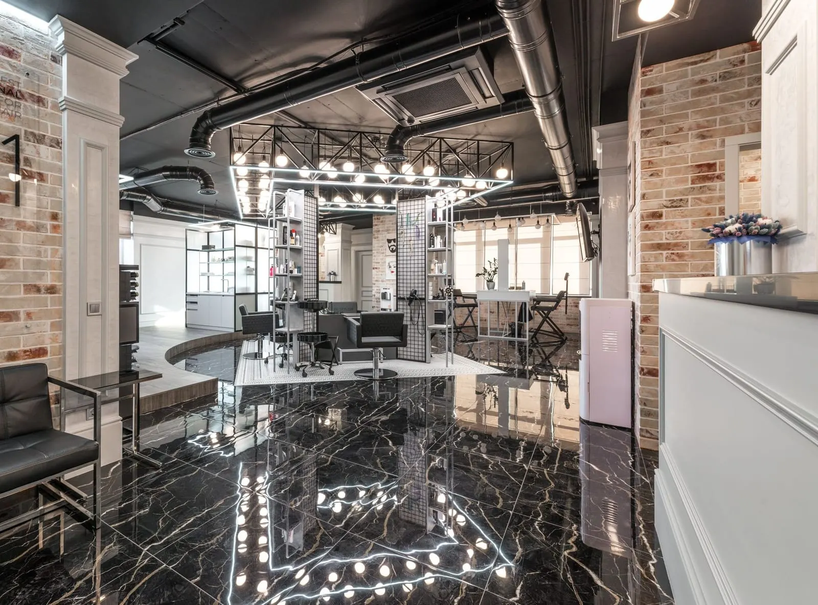 De salon in de avond